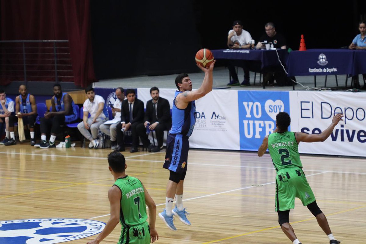 liga_nacional's tweet photo. 🏀#LNBChile | FINAL EN TEMUCO

Partidazo en La Araucanía. AB Temuco UFRO no pudo ante CD ABA Ancud y los celestes ganan después de dos prórrogas, en su duelo por la 17ª fecha de la fase nacional de la Liga DirecTV by UACh.

📈 https://t.co/7VynEBYHzl
📷César Arias/Temuco https://t.co/Cuj7qqQXRE