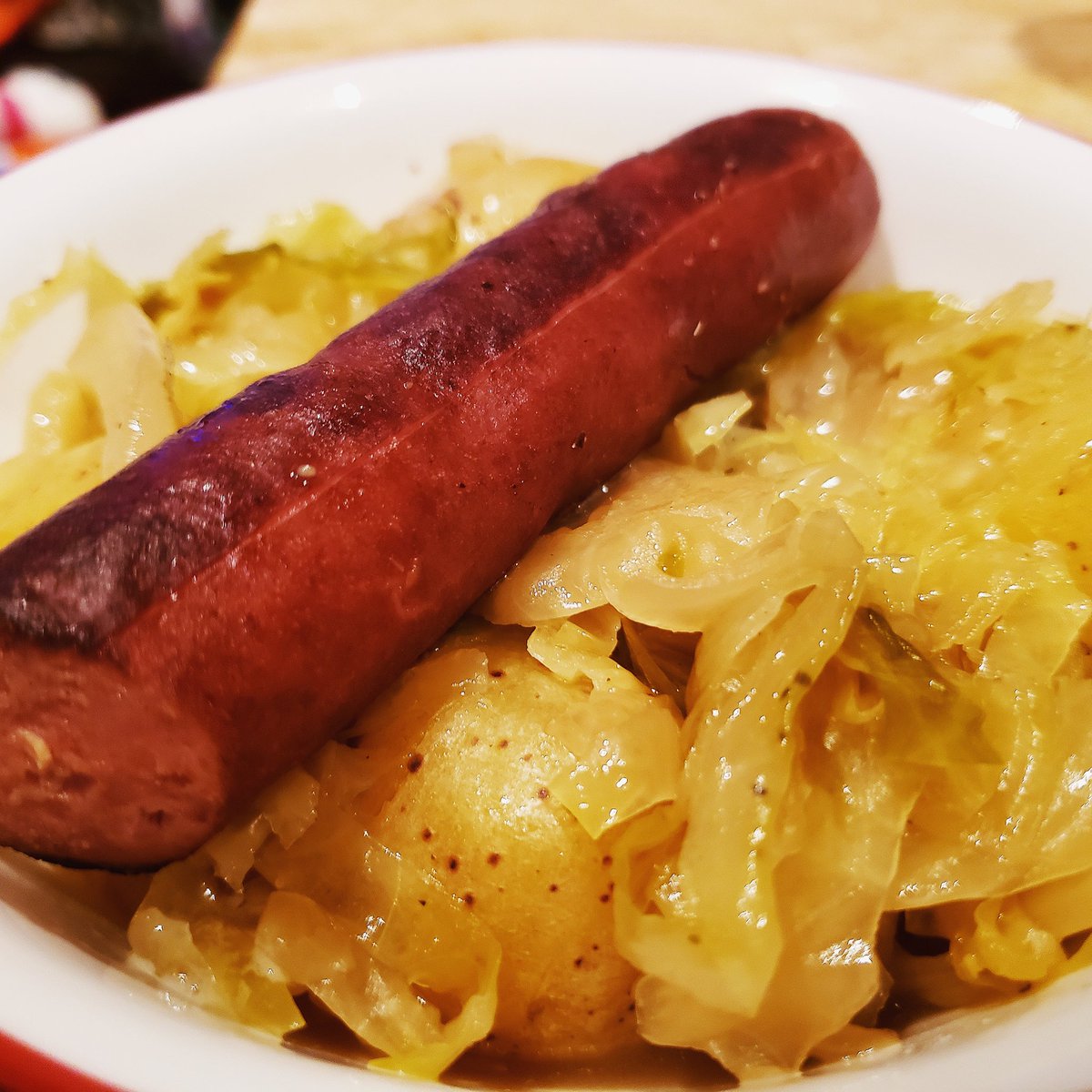 Amy_MIB's tweet photo. Sauerkraut is highly underrated and it's so good for you! Plus it's super easy to make #quickandtasty #quickdinner #quickdinnerideas #fastfood #foodporn #sausage #beef #potato #sauerkraut #homemade #homemadefood #delicious #yummy #coldweatherfood https://t.co/UNOkGhmPmX