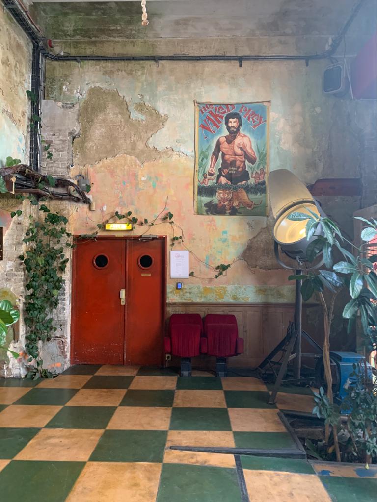 Single_Jungle's tweet photo. 🎤🔊 Enregistrement du 1er épisode de #SingleJungle, #podcast sur les #célibataires, au @StudioMajorelle : une équipe pro, à l'écoute, qui a su me donner les bons conseils pour que tout se passe au mieux. Hâte de vous faire écouter tout ça ! #staytuned https://t.co/0jnUgaAHxa