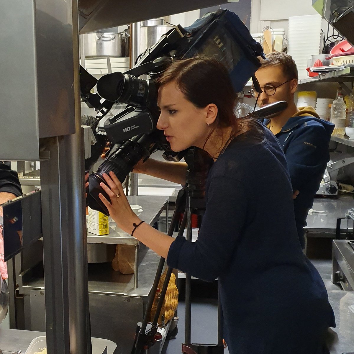 CreperieAudiern's tweet photo. l'oeil de la caméra 🎥, les questions des journalistes 🎤  plus que quelques jours pour découvrir ce reportage, au 20h de Tf1 📺 C'est pour jeudi prochain 😬
#creperieandolbreizh #jt #tf1 #gillesbouleau #Chandeleur #crepes  #journalde20h  #meilleurcrepier
https://t.co/ZsNhtAtmN3 https://t.co/jkfVknR8my
