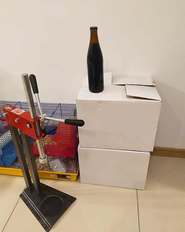 browarq's tweet photo. 🐹 chomik pilnuje świeżo zabutelkowanego owsianego stouta :) #piwo #beer #bier #cerveza #birra #craftbeer #pivo #l #cerveja #instabeer #beerstagram #beerporn #biere #beergeek #olut #beerlover #piwokraftowe #browar #beerpics #piworzemie #beertography #… https://t.co/9kkwqlFthL https://t.co/BOA1EMClng