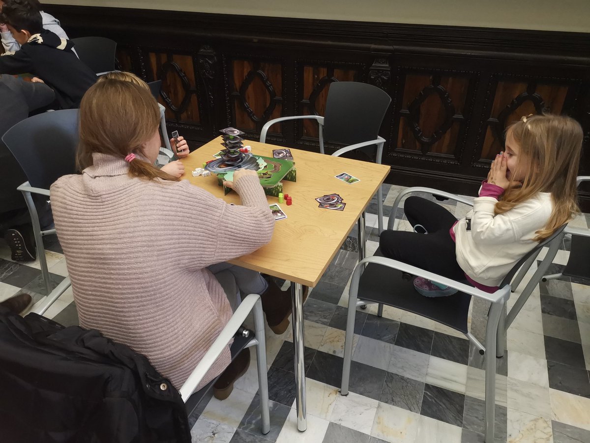 martinez_lluis's tweet photo. Avui he estat a la biblioteca Santiago Rusiñol de #Sitges jugant a jocs de taula, amb les meves princeses 🎲🧩
Ha estat força divertit, del tot recomenable.
Gràcies Associació @DauFerrat 👋 🏴
@Dr_Game_Sitges @MasQueOca
#Jocsdetaula #drgame
@AjSitges https://t.co/BRjXBgcgG2