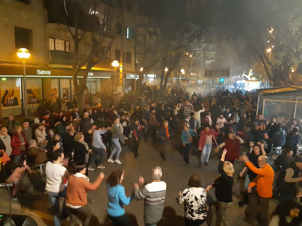 MESperPalma's tweet photo. 🔥 Les barriades de #Palma continuen celebrant les festes de #SantAntoni i #SantSebastià amb foguerons, com els de #CasCapiscol, #SonOliva o #SantaPagesa.
Som una ciutat viva i participada!
Gràcies al veïnat per fer-ho possible!
#EstimamPalma https://t.co/TleVlI7j6Q