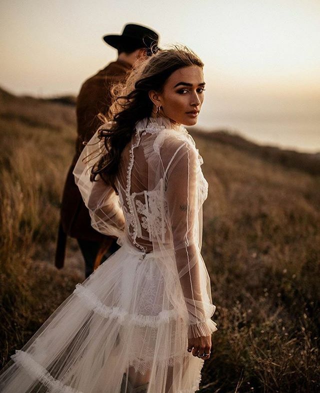 Love the dress, love the location, love the mood ❤️ Repost from <a href="/chrisandruth/">Ruth Watson</a> using <a href="/RepostRegramApp/">Wendland Averil</a> - Kissed by the last sun rays #cxrpreset ift.tt/2voChmD