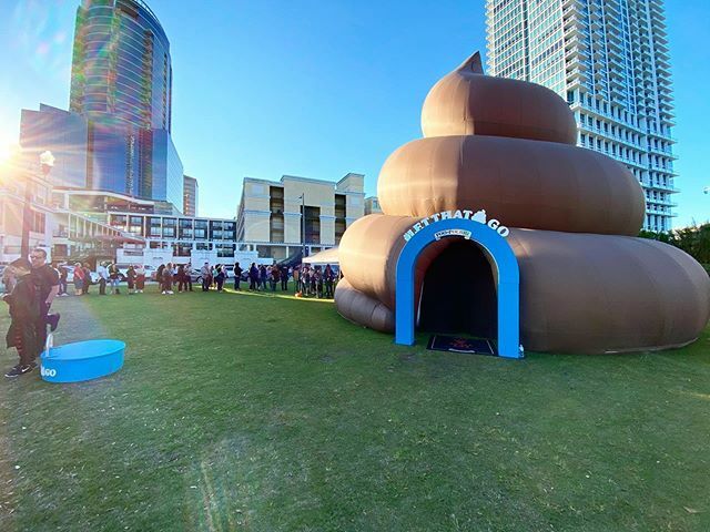 jenvargas's tweet photo. Never in my life did I ever think I’d wait in a line to enter... a giant poo. Well @poopourri, ya proved me wrong! Really like the positive message. It got my attention, right? #letthat💩go https://t.co/yRkmQPOmu7 https://t.co/N0QeXOZW8k