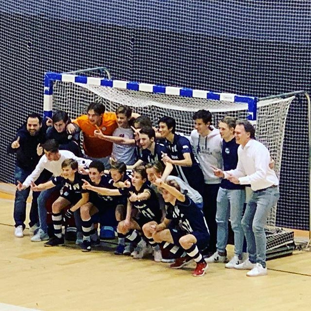 hdm_JB1's tweet photo. Districtskampioen!!! Op naar het NK!!! 💪🏻
#campeoneoleoleole #kampioen #nk #hallenhockey https://t.co/yOOmH0JDOX https://t.co/VHZlUQX2hu