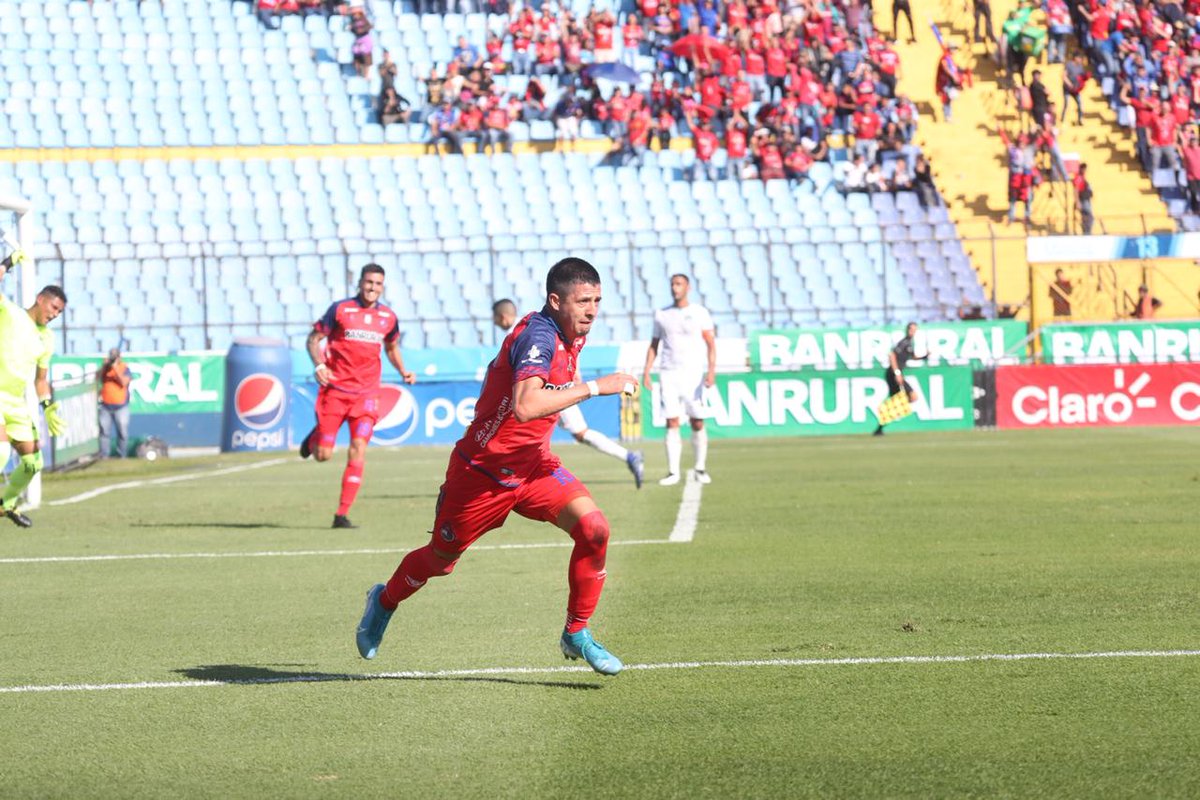orivas_pl's tweet photo. #Clásico311 #Clausura2020  Así fue el segundo gol de Municipal frente a Comunicaciones y así lo celebro Alejandro Díaz "Gambetita" https://t.co/Q5IeeOVF9U