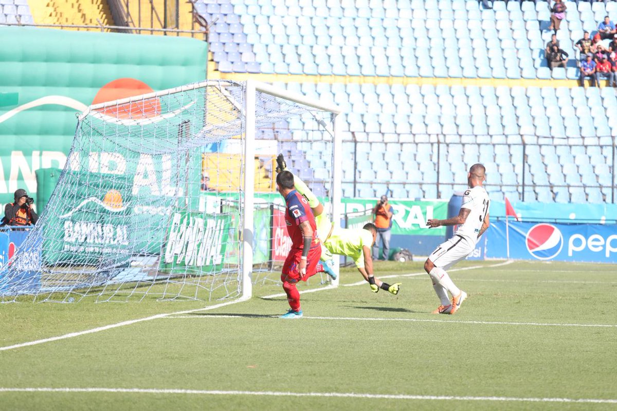 orivas_pl's tweet photo. #Clásico311 #Clausura2020  Así fue el segundo gol de Municipal frente a Comunicaciones y así lo celebro Alejandro Díaz "Gambetita" https://t.co/Q5IeeOVF9U