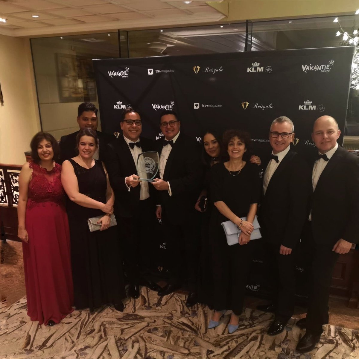 ArubaToerisme's tweet photo. We got ‘em! Aruba wint voor de tweede keer in drie jaar tijd de Vakantie Award voor beste verkeersbureau van Nederland. Wij zijn enorm trots op dit resultaat! Hard work pays off!! Pabien aan iedereen die dit mede mogelijk gemaakt heeft. #onehappyisland #TravmagazineNL https://t.co/NYFDVVCQ1d
