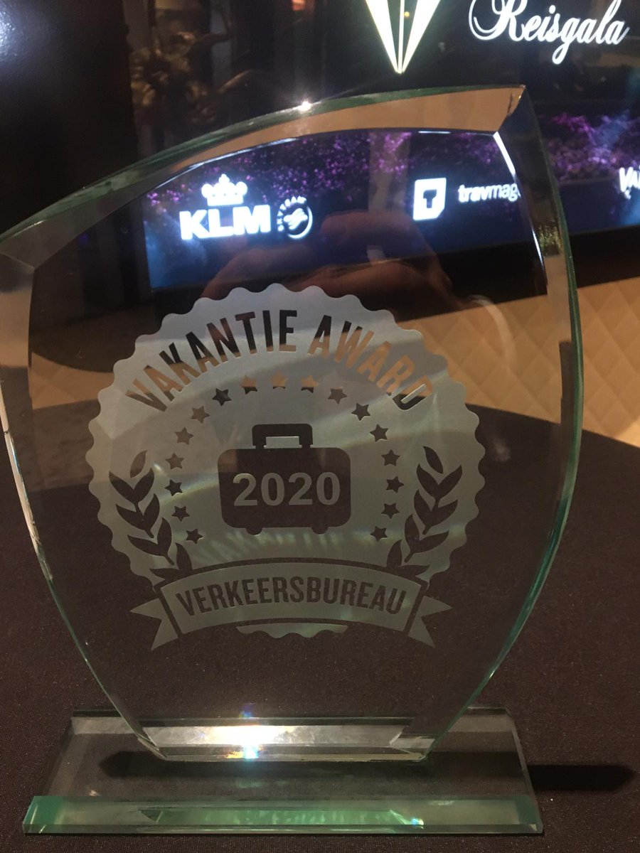 ArubaToerisme's tweet photo. We got ‘em! Aruba wint voor de tweede keer in drie jaar tijd de Vakantie Award voor beste verkeersbureau van Nederland. Wij zijn enorm trots op dit resultaat! Hard work pays off!! Pabien aan iedereen die dit mede mogelijk gemaakt heeft. #onehappyisland #TravmagazineNL https://t.co/NYFDVVCQ1d