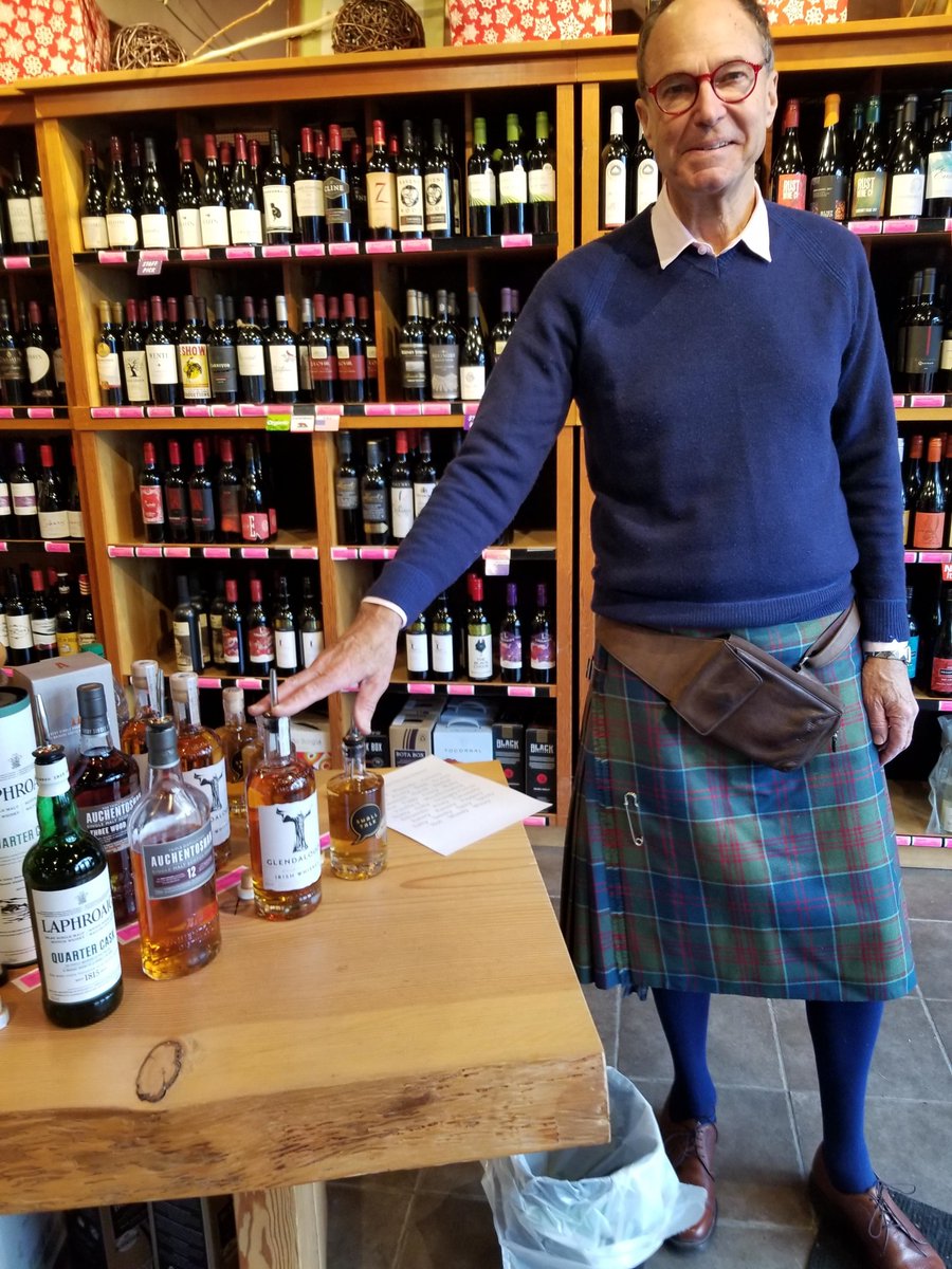 #BowenIsland
Malcolm appropriately attired in his clan tartan for our whisky tasting this afternoon