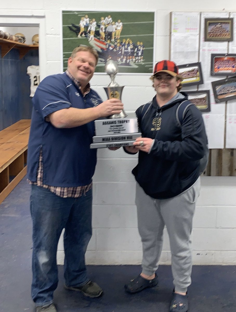 stbfootball's tweet photo. Good luck to @Ben_Goolsby1 and the rest of StB / @SPMboysHockey team as they take on NM at 7:30. Your FB coaches wish you luck, we will follow online! #leader #nh #stbpride @AthleticsStb https://t.co/y5DuyvHVbC