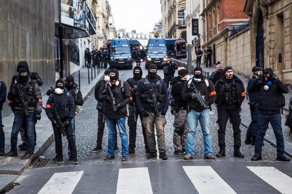 GNantais's tweet photo. @EmmanuelMacron Honte à vous de soutenir un Putschiste corrompu de surcroît 😡!! Pas étonnant qd on voit la #France en janvier #2020 sous le régime autoritaire macron! 🤮 #MacronAutocrate #macronarovirus #MacronDestitution LES FRANÇAIS VOUS HAÏSSENT manu💀 #greve25janvier https://t.co/pVk3xTws0a
