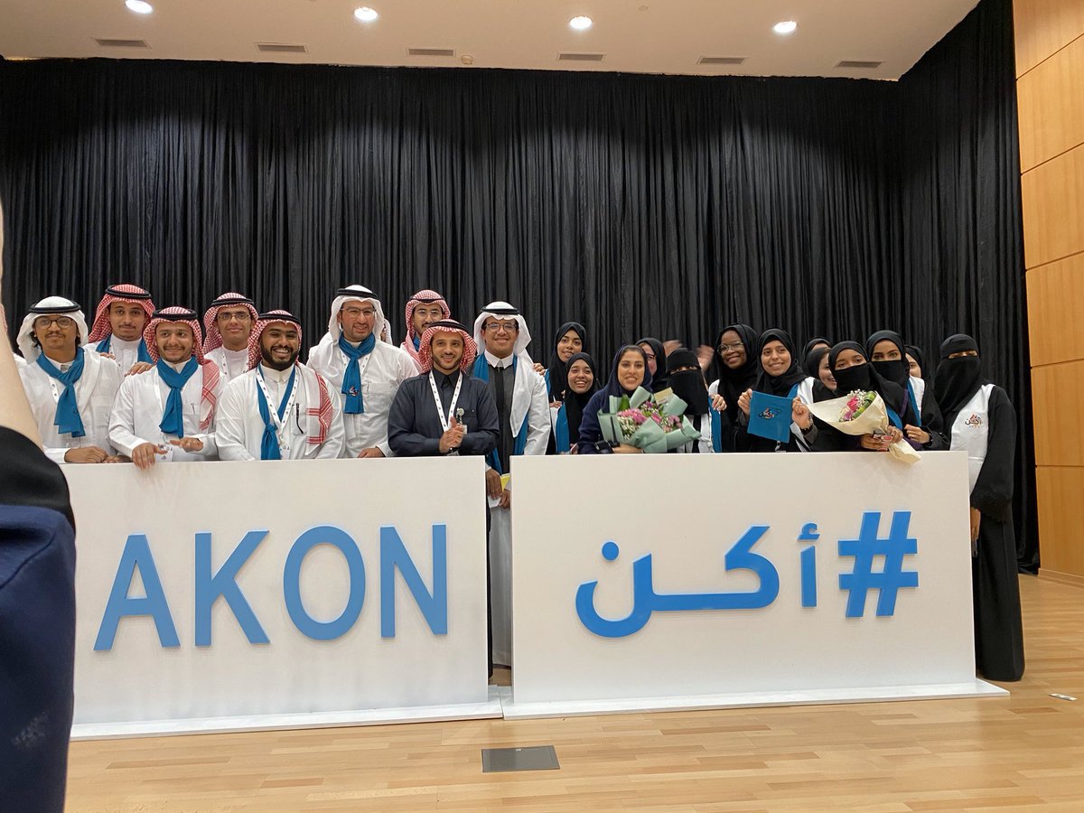 Mdjuayd's tweet photo. "إذا غامرت في شرفٍ مرومٍ
فلا تقنع بما دون النجومِ"

@Akon_Kau 

هذا البيت يصف فريق #اكن الذين أفتخر بالعمل معهم 👏.

أفتخر بهم ❤️. https://t.co/i5BIRCuJXN