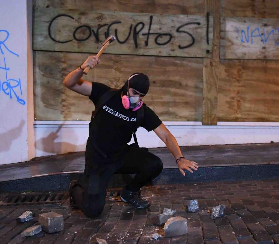 RobbyCortes's tweet photo. No había visto la secuencia de fotos de @ElNuevoDia del individuo rompiendo los adoquines del Viejo San Juan, durante los incidentes del jueves en la noche, luego de la marcha. 11 fotos en total, tomadas por @LuisAlcaladel. #PuertoRico https://t.co/OCaGSfc1en https://t.co/mCxJVSNePv