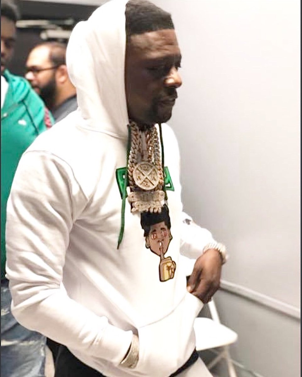 flashyglo's tweet photo. Boosie got dat shit on, he a real one 💯!  I said “is you going to really rock my shit doe” He said i wouldn’t take it if I wasn’t going to rock it. Went to the club in it right after 💪🏾! Link in bio https://t.co/ThCBT22zVc