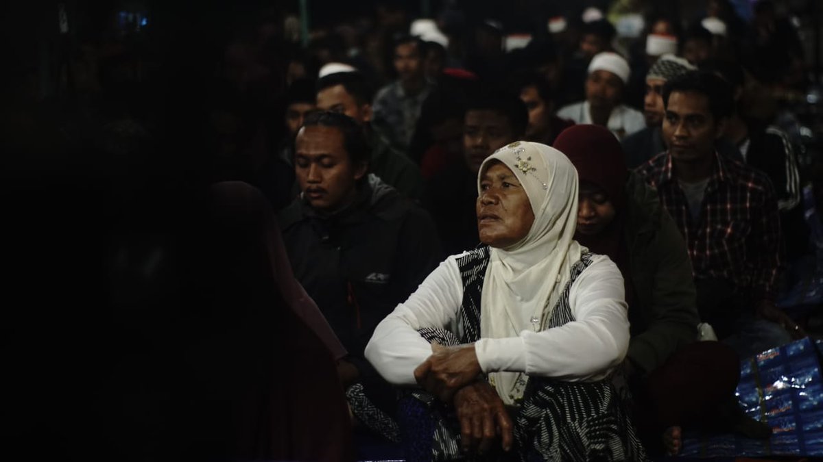 FajrilHudakudus's tweet photo. Sosok ibu yg jauh2 dr lamongan bersama anaknya naik motor selama 6 jam ke #GSjan #maiyah #maiyahan #maiyahsemarang #gambangsyafaat #sedulurmaiyahkudus #maiyahkudus @gambangsyafaat @MaiyahKudus https://t.co/rSpx2D8Rsx