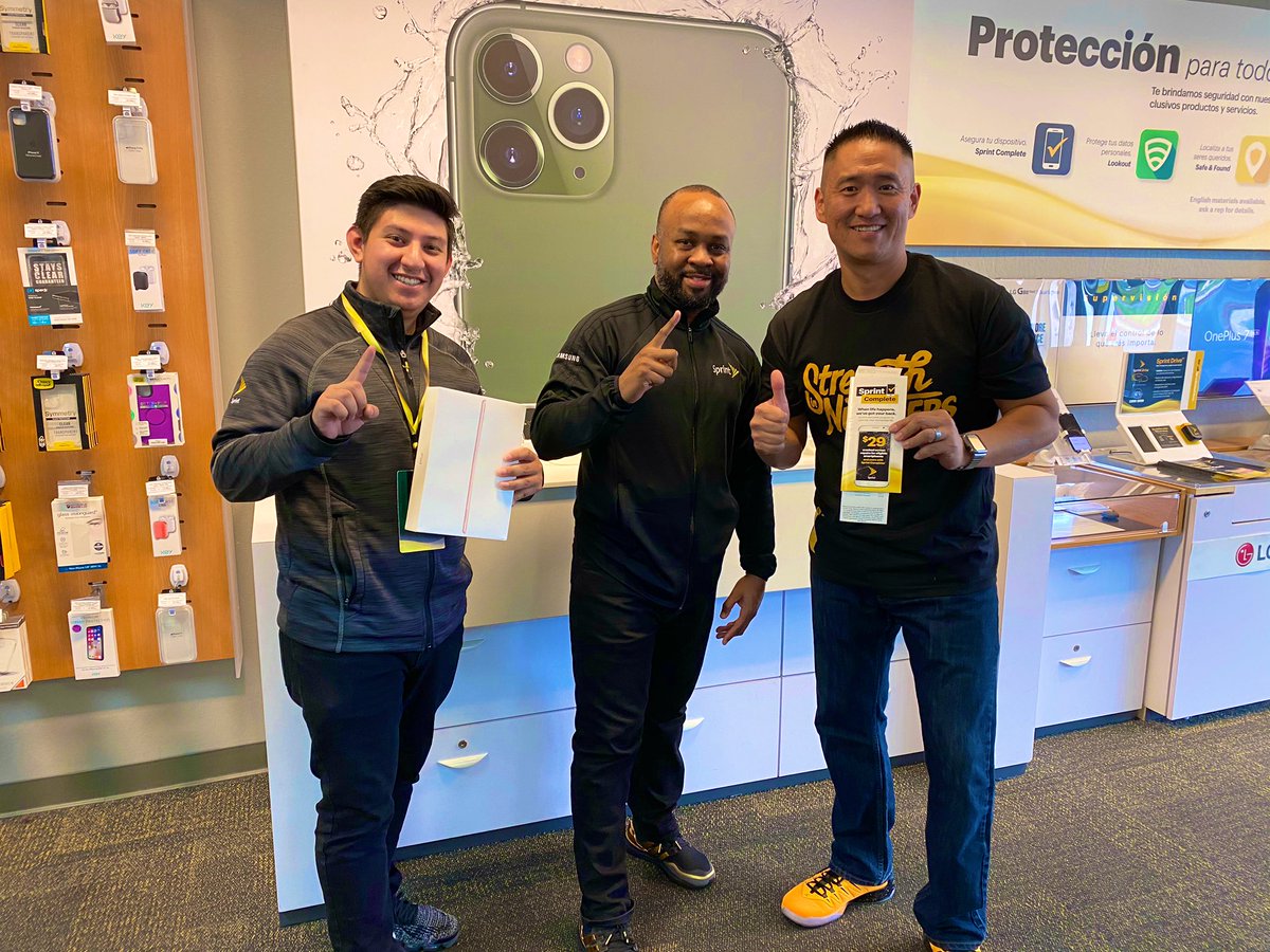 JamesLeeWW's tweet photo. Got my FREE IPAD w/Protection @ one of our Top Sprint teams! This Weekend only iPad promo is for customers and/or employees, so stop by your local @Sprint store 4more details!
@nb_dante is owning the Leadership engagement thru #ServantLeadership #ShadowTheLeader #SSW #SprintFam https://t.co/9kWrII55Bs