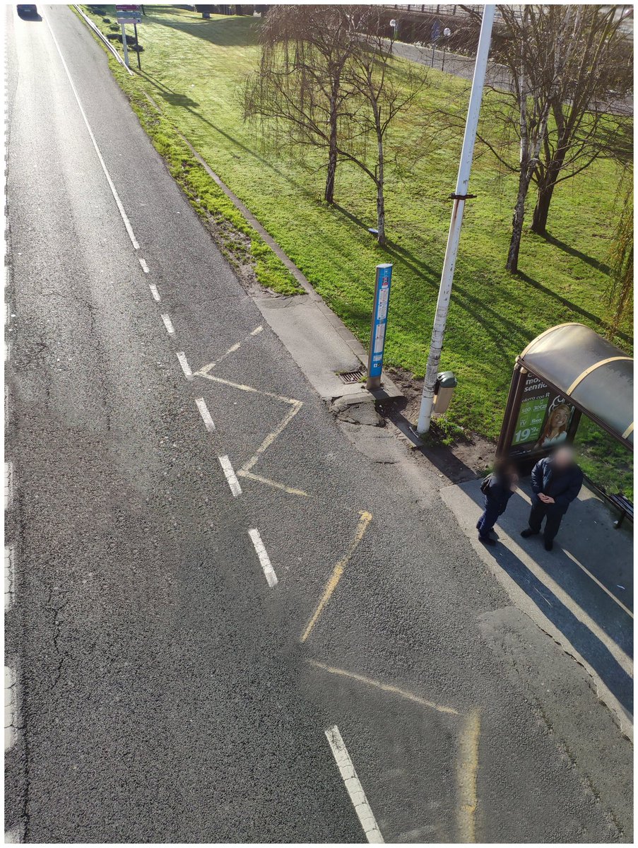 BlogBusurbano's tweet image. Hay que ver el espacio que el #BusUrbano de las #Lín22, #Lín24 y #LínUDC dispone para hacer su parada en la #Par286 (#AlfonsoMolina, Carrefour):
Es apenas... EL #ARCÉN.

El bus ha de ir frenando y apartandose, cargar y luego arrancar desde cero en un carril de aceleración/desvío.