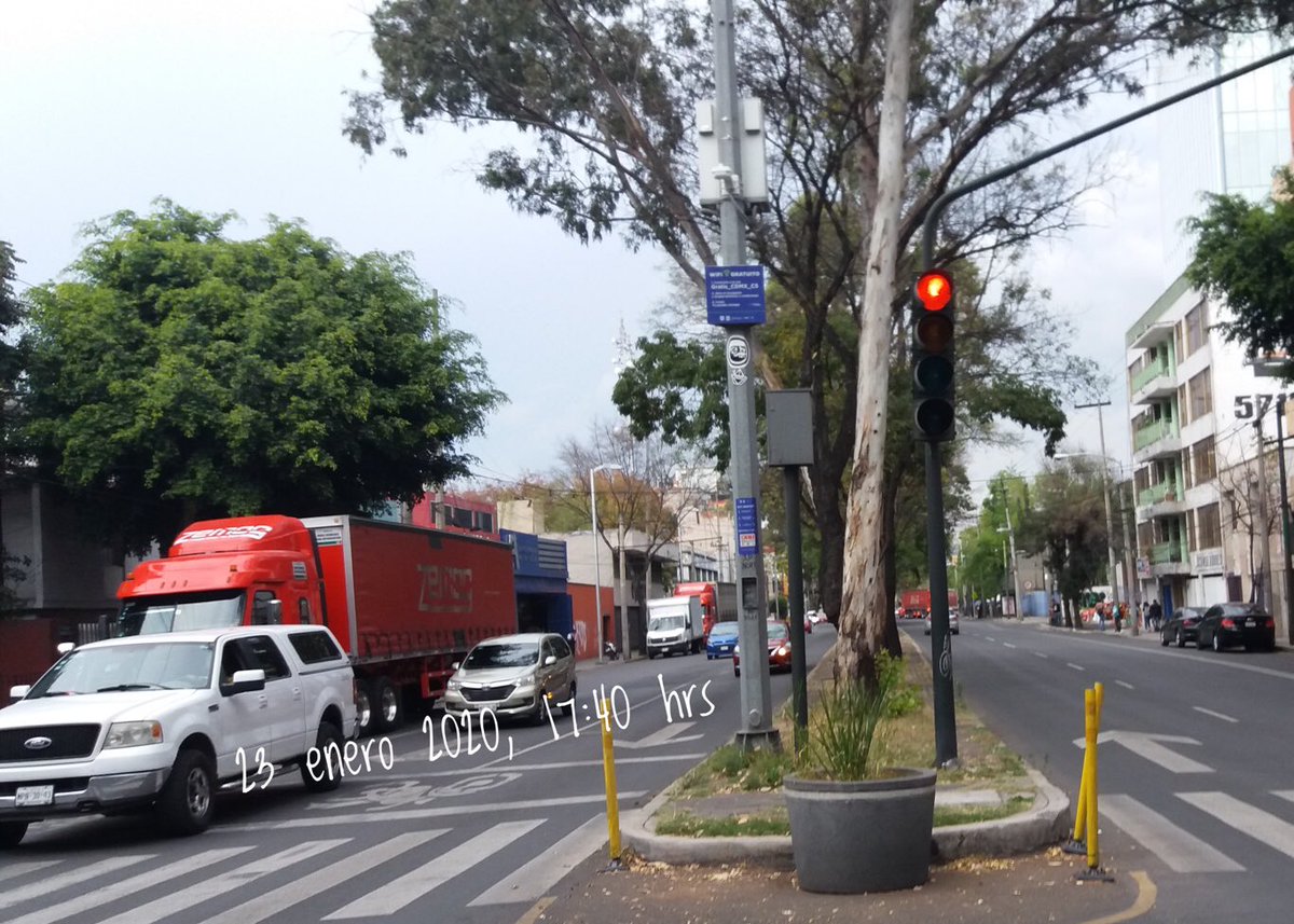 Barbariux_'s tweet photo. No importa cuando lean esto @UCS_GCDMX, trailers de @GrupoModelo_MX obstruyendo carril exclusivo de bus, bajo la omisión de los empleados @vromog @NubiaMarhe @Claudiashein @andreslajous.
En los mismos lugares, hasta parecen asignados. #MiniAlcalde https://t.co/NsOgTObdkH