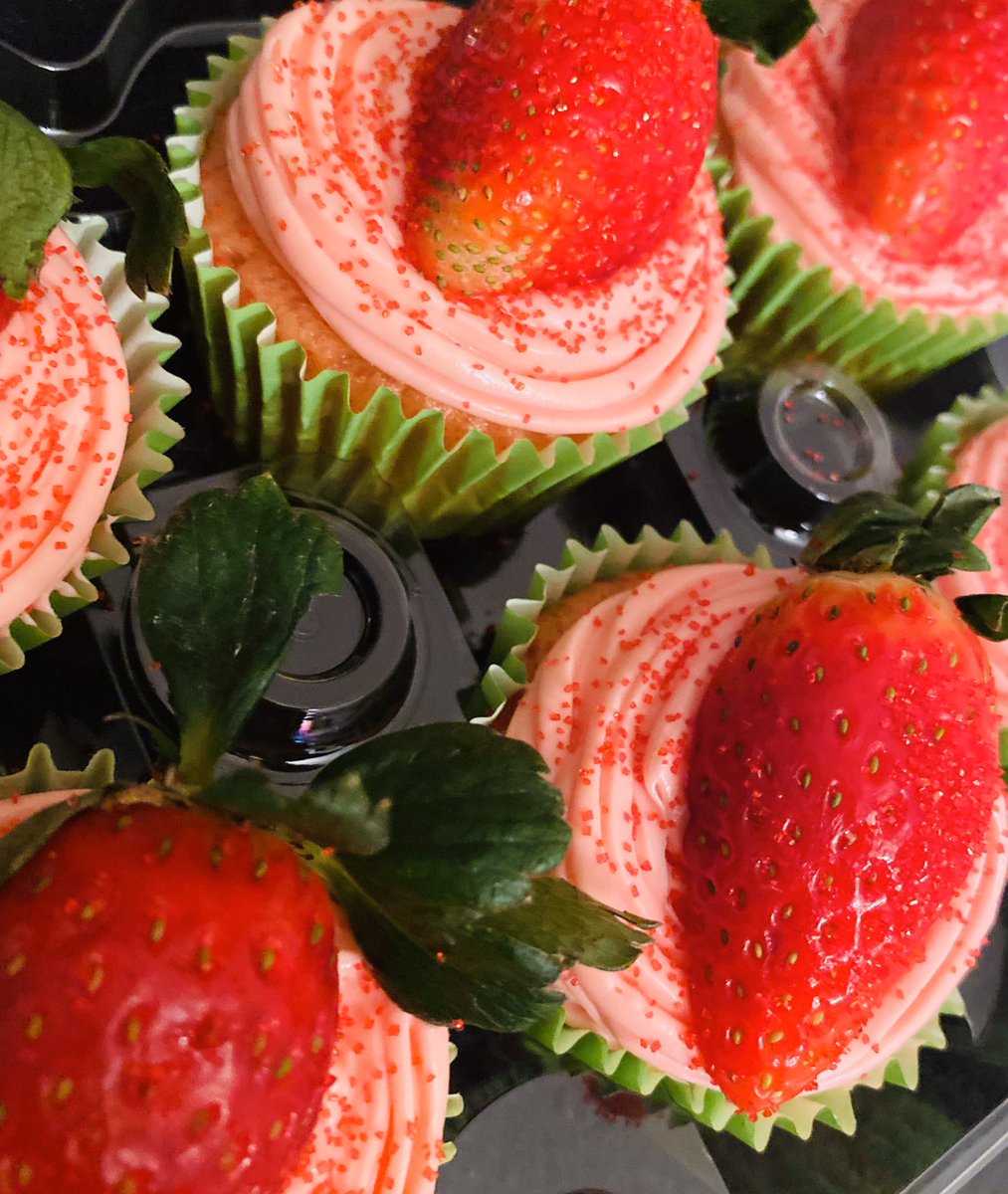 mervkneauxs's tweet photo. Merv’s Cocktail Bar LLC #Bakes treats that will leave you #Baked & #Mix drinks that will have you #Leaning 🤪🥵🥶🥃🧁🧉
205-863-7924 #TextToOrder
#BourbonBrownieBombs
#StrawberryGreyGooseCupcakes https://t.co/pVZWjDvox7