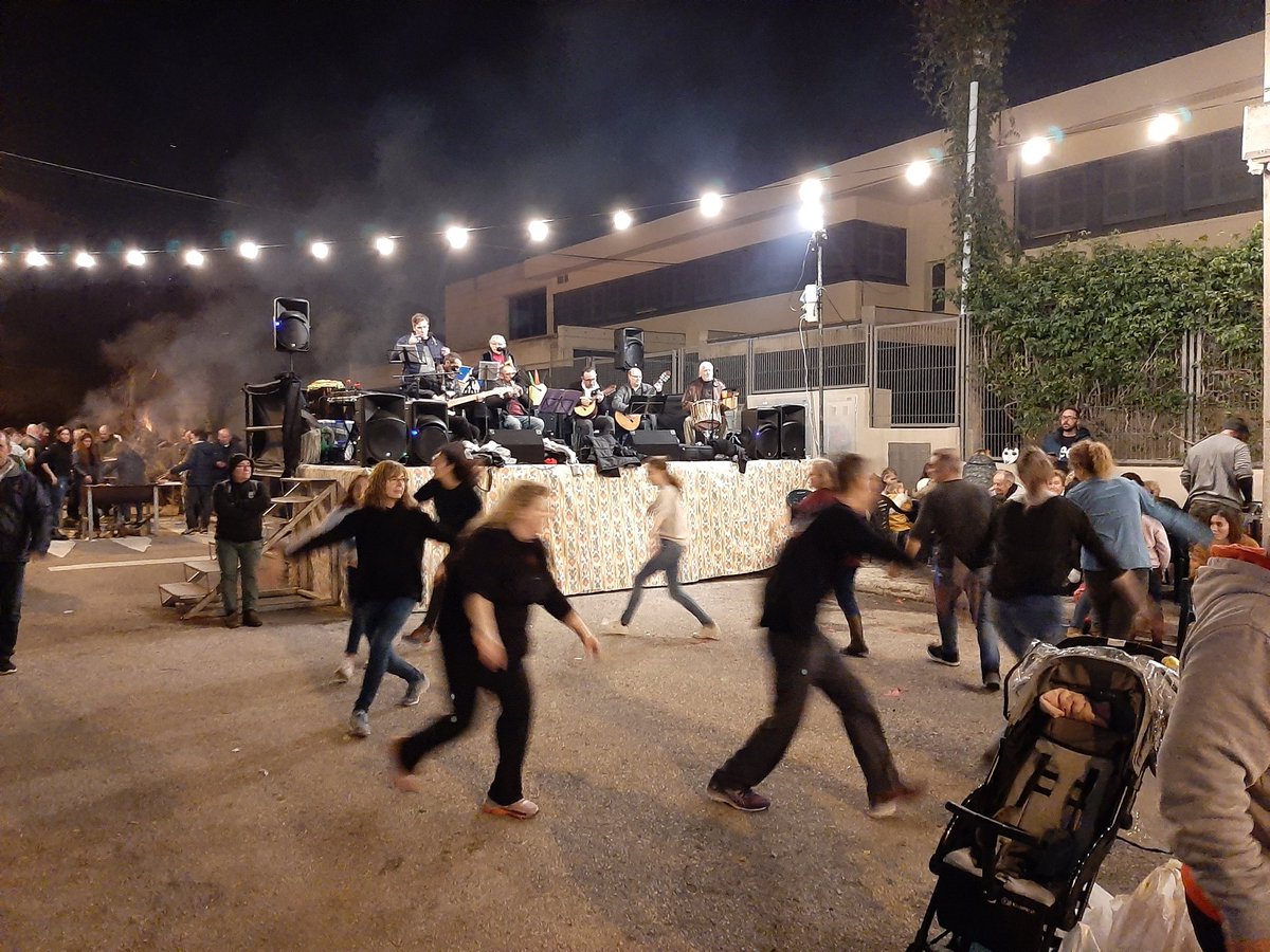 ➡️A Can Pastilla compartint moments de festa amb els veïns💥 

AVV Sant Antoni Platja Can Pastilla👌
<a href="/rodrigoromerou/">Rodrigo</a> 
⬇️⬇️⬇️