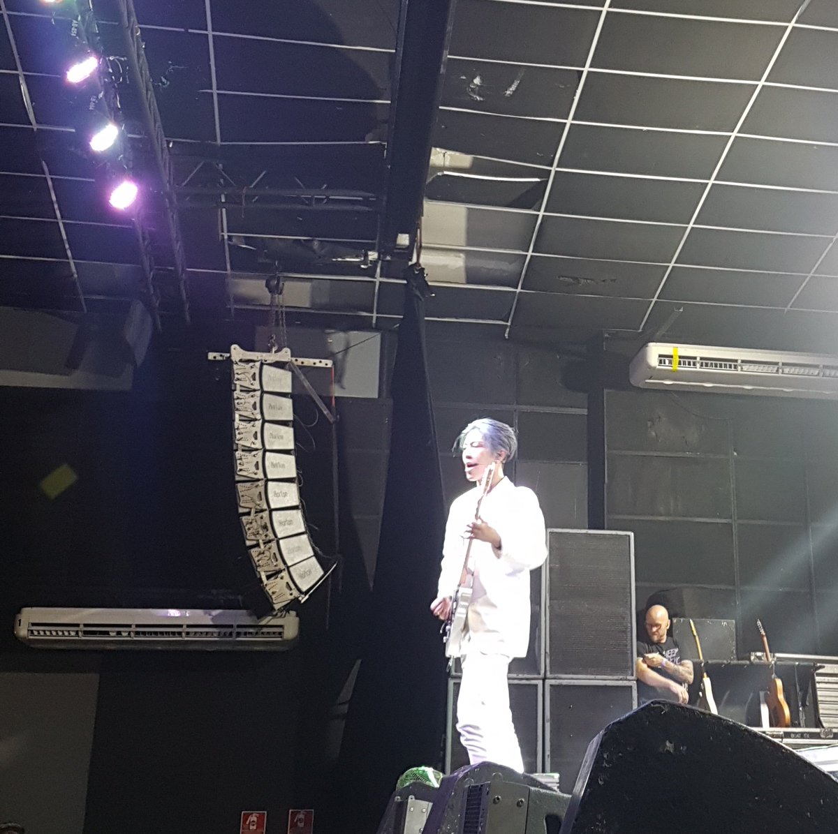 Depois de tocar Bumps In The Night, <a href="/MIYAVI_OFFICIAL/">MIYAVI</a> está cantando Rain Dance!

#MiyaviNoBrasil
