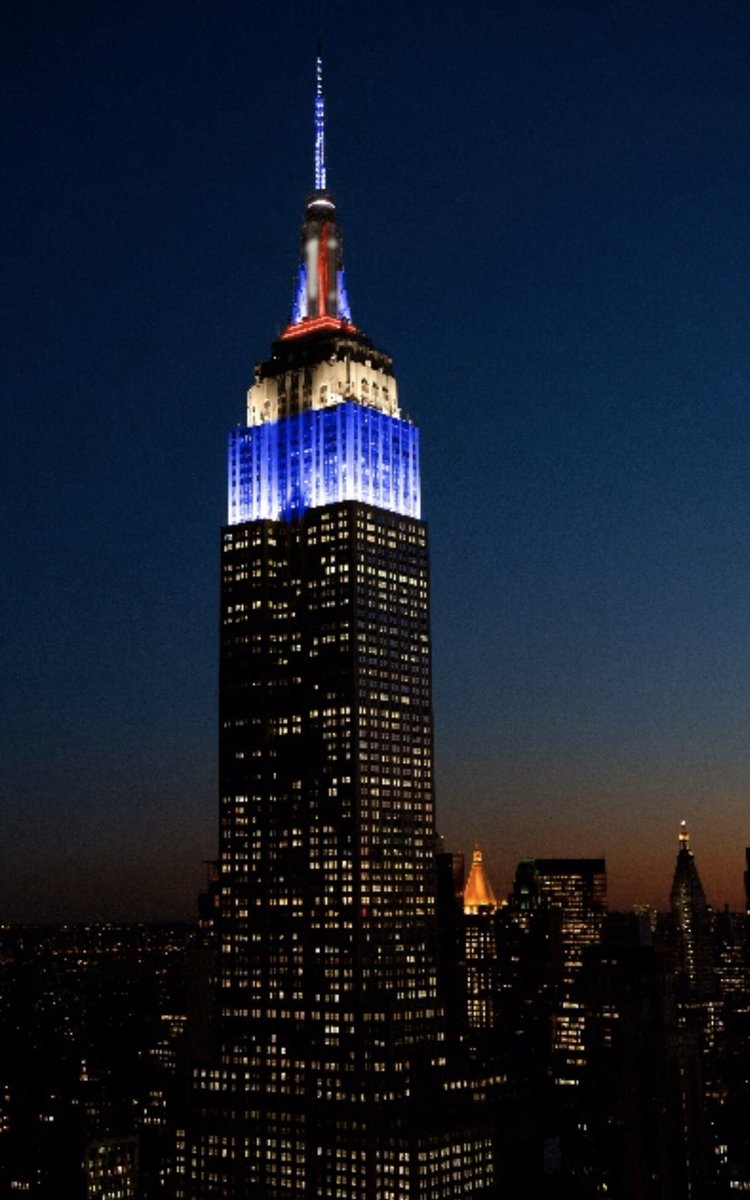 JordanRaanan's tweet photo. The Empire State Building in red, white and blue with a No. 10 on it tonight in honor of Eli Manning. https://t.co/cFDLh76O1j