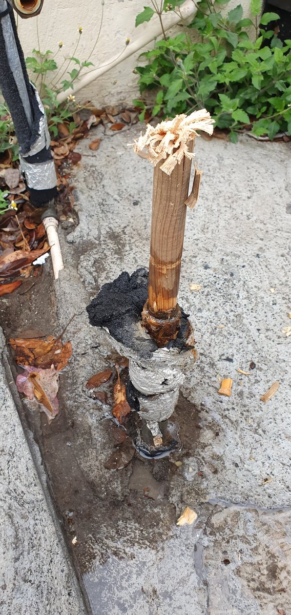 AarnMedina's tweet photo. @AyD_ParaTi les reporto una fuga en hacienda la leona, Colonial Cumbres, causada por un mal retiro de servicio. 

De manera adicional hay baja presión de agua. https://t.co/U24HDsxbiz