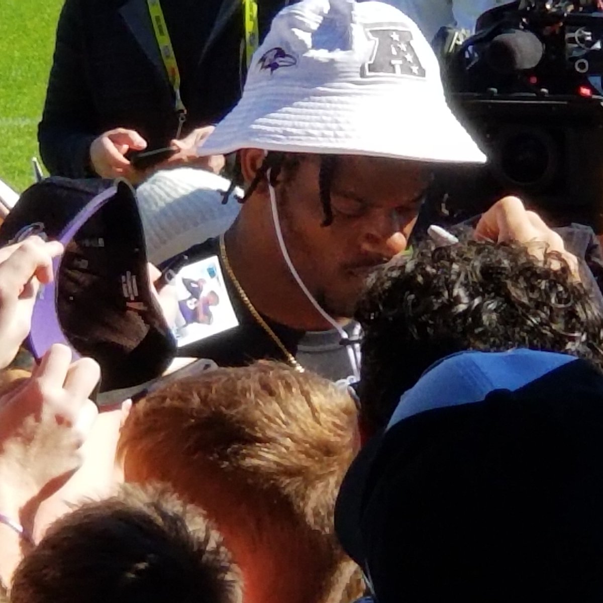 ryniguez1's tweet photo. Lamar Jackson is a superstar. At the Pro Bowl practice people wearing various NFL jerseys shouted MVP when they saw him. He was gracious to fans. He is one of the most exciting players in the NFL. #lamarjackson #MVP #RavensFlock #Ravens #ravenfan #ProBowl2020 #NFLProBowl #nfl https://t.co/8PHXxuH5ol