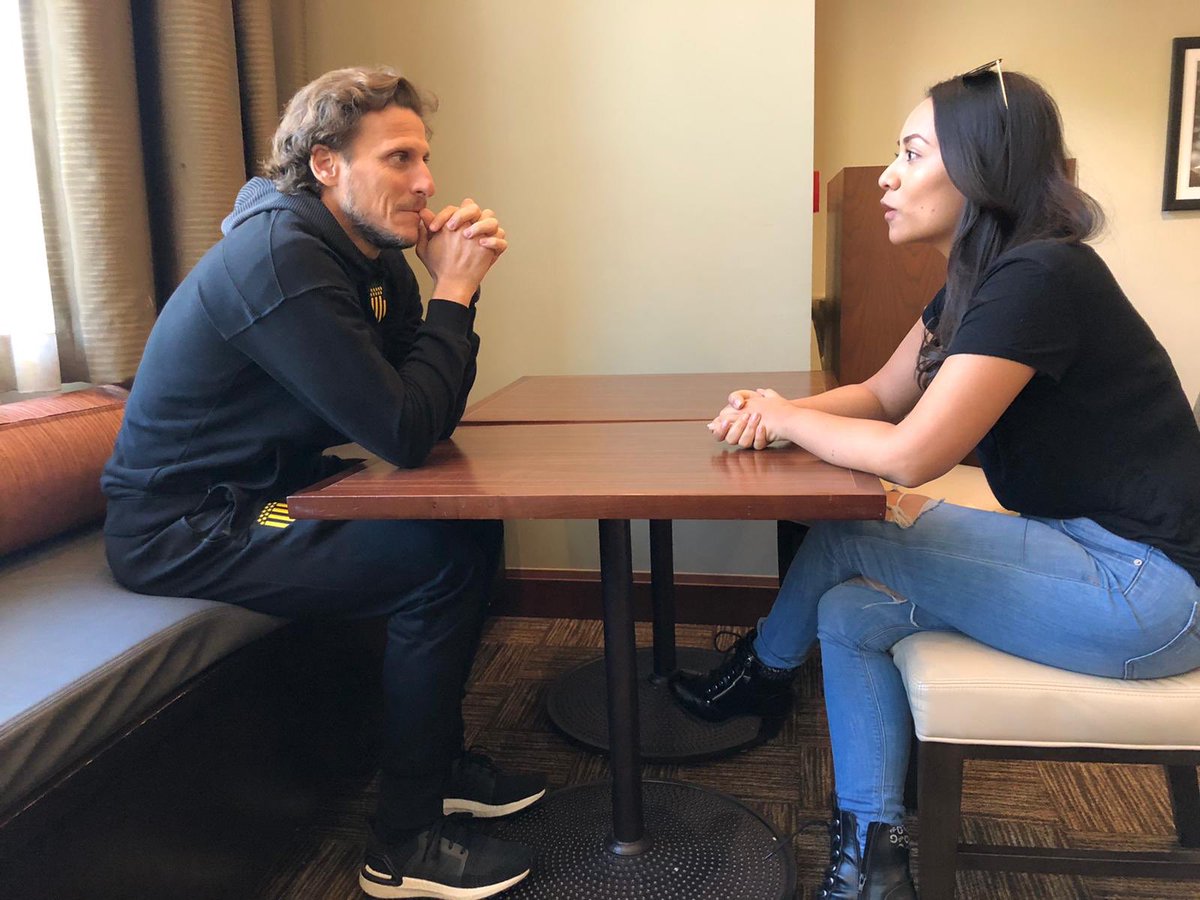 Una linda mañana con una gran leyenda del fútbol uruguayo <a href="/DiegoForlan7/">Diego Forlán</a> quien está de visita en LA ! Hoy en un partido amistoso contra <a href="/LAFC/">LAFC</a> mi corazón se siente dividido jajaja !! Un gusto crack 🇺🇾⚽️🧉