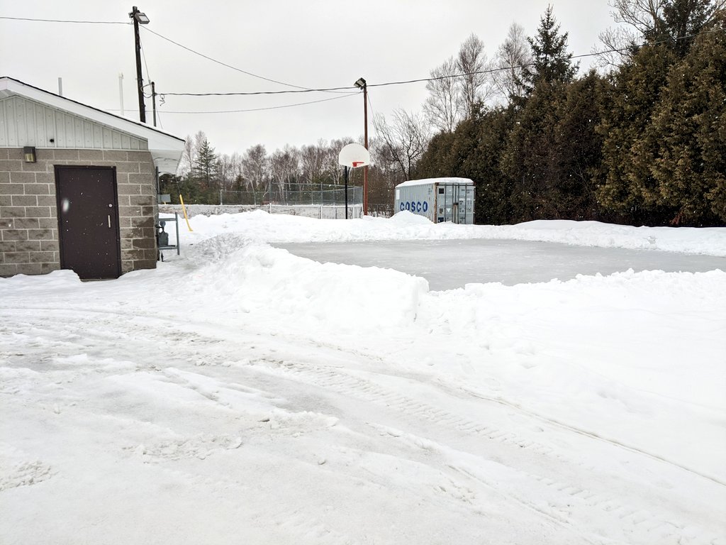 LaalaaScience's tweet image. Because we can never have enough outdoor rinks in #NorthernOntario. Although, they are less useful when it is above zero Celsius in January. Slush everywhere. #WarmJanuary