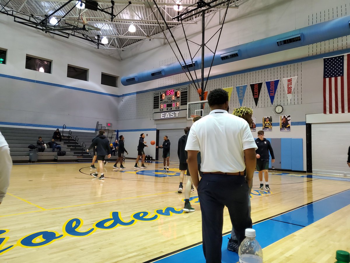 Here at East High School (<a href="/YOUathletics/">YCSD Athletics 🐻🐎</a>) as the Golden Bears host @GlenOakBBall. We'll have updates.