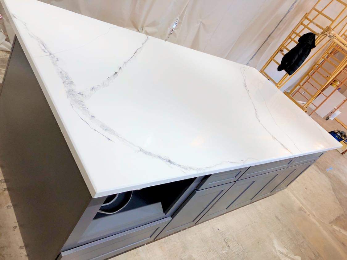 PCNW_E's tweet photo. Today we got to unwrap and cleanup....
Looks so amazing with the cabinets. Very satisfied and wowzaz!!!! 😎
I love that people have surface options for a giant island, that look amazing, but don’t have the same cost as stone❤️❤️👍🏼👍🏼  #epoxy #countertops #kitchenremodel https://t.co/8CT5qJ2Tqe
