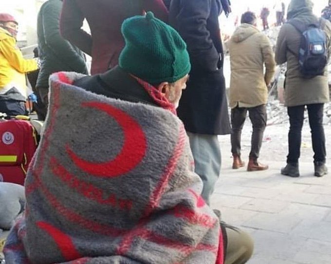 70 Yaşındaki Ali yılmaz sırtında bir battaniye 16 saattir enkazın başında... 
#depremmalatya
