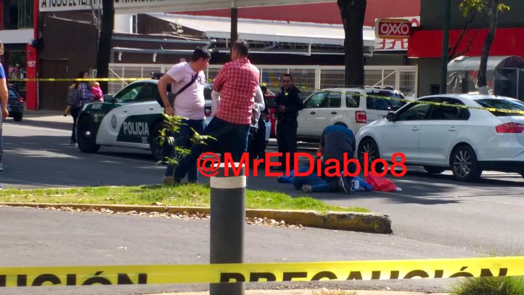 TacubaCDMX's tweet photo. Una persona de la #terceraedad que viaja en #bici según reportes de testigos murió #ATROPELLADO.
En el lugar sabemos que es una zona de #Cruceescolar con nada de seguridad
No queremos que se repita este lamentable hecho.
#RT PARA LOGRAR LA INSTALACIÓN DE #SEMÁFORO. 
@AlcaldiaMHmx https://t.co/NkSF41vq72