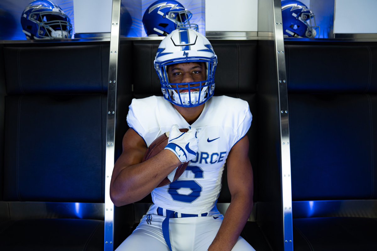 Blessed to announce my commitment to the United States Airforce Academy. I want to thank God, my parents, and everyone who has helped me along this journey. #godswork⚡️ <a href="/Coach_CVaughn/">Chip Vaughn</a> <a href="/CoachMorrisAF/">Andre Morris</a> <a href="/CoachTCalhoun/">Troy Calhoun</a>
