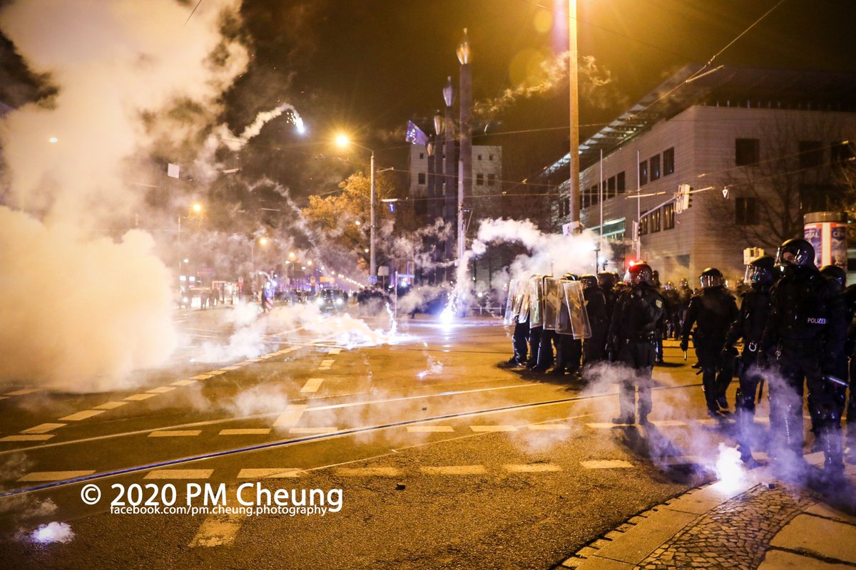 Über 1.800 Menschen sind gestern in #Leipzig auf die Straße gegangen, um gegen das Verbot des linken Online-Plattform linksunten.indymedia zu demonstrieren. Dabei kam es in der Südvorstadt und in Connewitz zu Krawallen.

Bilder: https://www.flickr.com/photos/pm_cheung/albums/72157712834699621

#le2501 #linksunten #tagi