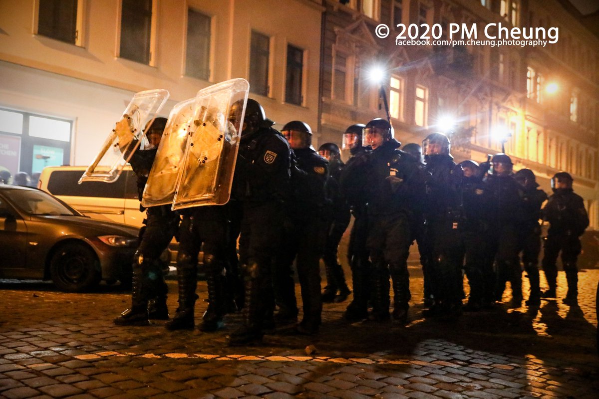 Über 1.800 Menschen sind gestern in #Leipzig auf die Straße gegangen, um gegen das Verbot des linken Online-Plattform linksunten.indymedia zu demonstrieren. Dabei kam es in der Südvorstadt und in Connewitz zu Krawallen.

Bilder: https://www.flickr.com/photos/pm_cheung/albums/72157712834699621

#le2501 #linksunten #tagi