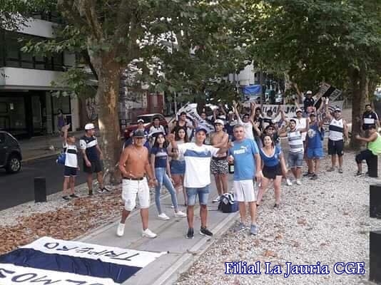 lajauriacge's tweet photo. La Jauría En Fotos. Presentes Vs Vélez, Primer partido Del Año la Filial Estuvo Presente En El Bosque junto a los chicos de Olmos #GELP #CGE #FilialLaJauria #LaJauriaCGE #FamiliaTripera #La60 https://t.co/nUZ0TiETMC