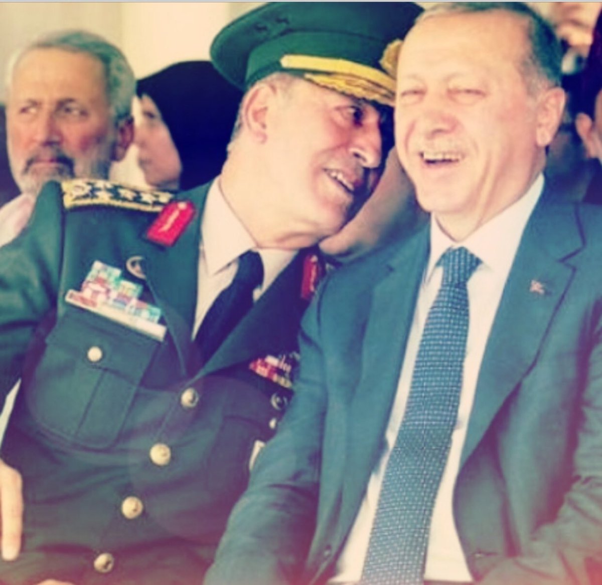 8.
Hangi Orgeneral, baş komutan sıfatıyla, filtre kahvesini yudumlarken,

onyıllarca bedenini kendisini savunmak için siper etmiş yiğit yaverinin bağırsaklarını asfalta döktürür ve cümle askerini, kurduğu tuzakla, ite köpeğe peşkeş çeker!?