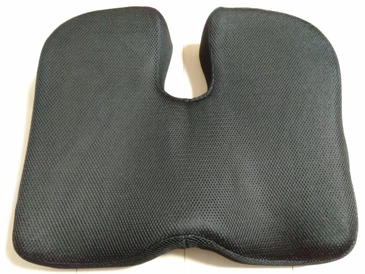 iganari_'s tweet photo. 一日中座っている仕事なので、ヘルスケア座布団を買ってみました。
試しに1時間座ってみたのですが、クッションに厚みがあって座りやすいし背筋も伸びている感じがします!👨‍💻

IKSTAR クッション / 　https://t.co/2v8QPRJGfG
#IKSTAR https://t.co/RJOtXWOAML