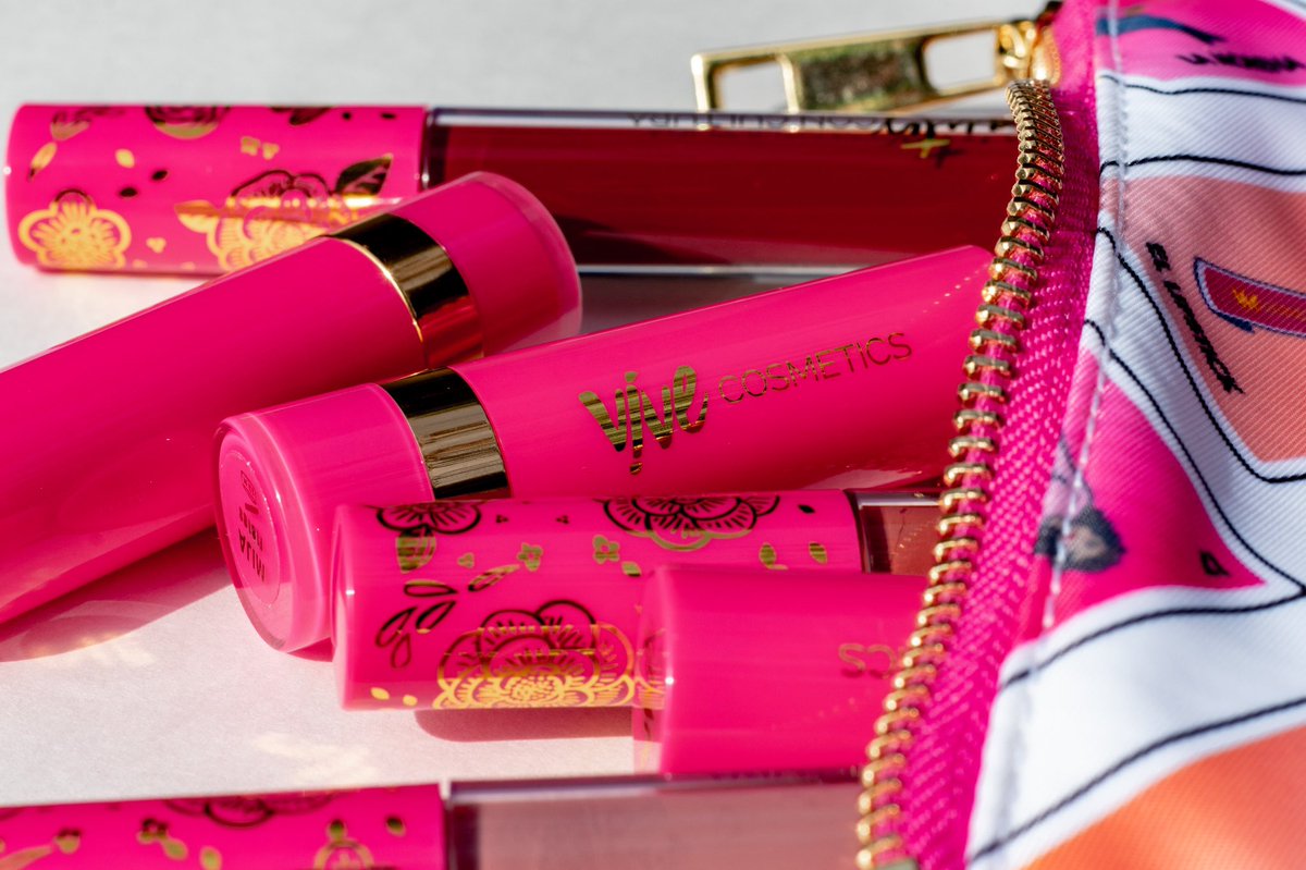 ViveCosmetics's tweet image. “If you wanna be my lover, you gotta get with my friends” ✨💄#vivecosmetics #latinabrand #latinx #amigxs