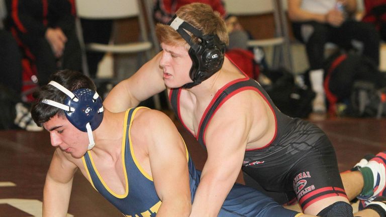 Late run by Mount Sinai secures third-straight Suffolk Division II wrestling title | <a href="/Gregg_Sarra/">Gregg Sarra</a> nwsdy.li/30V92U7