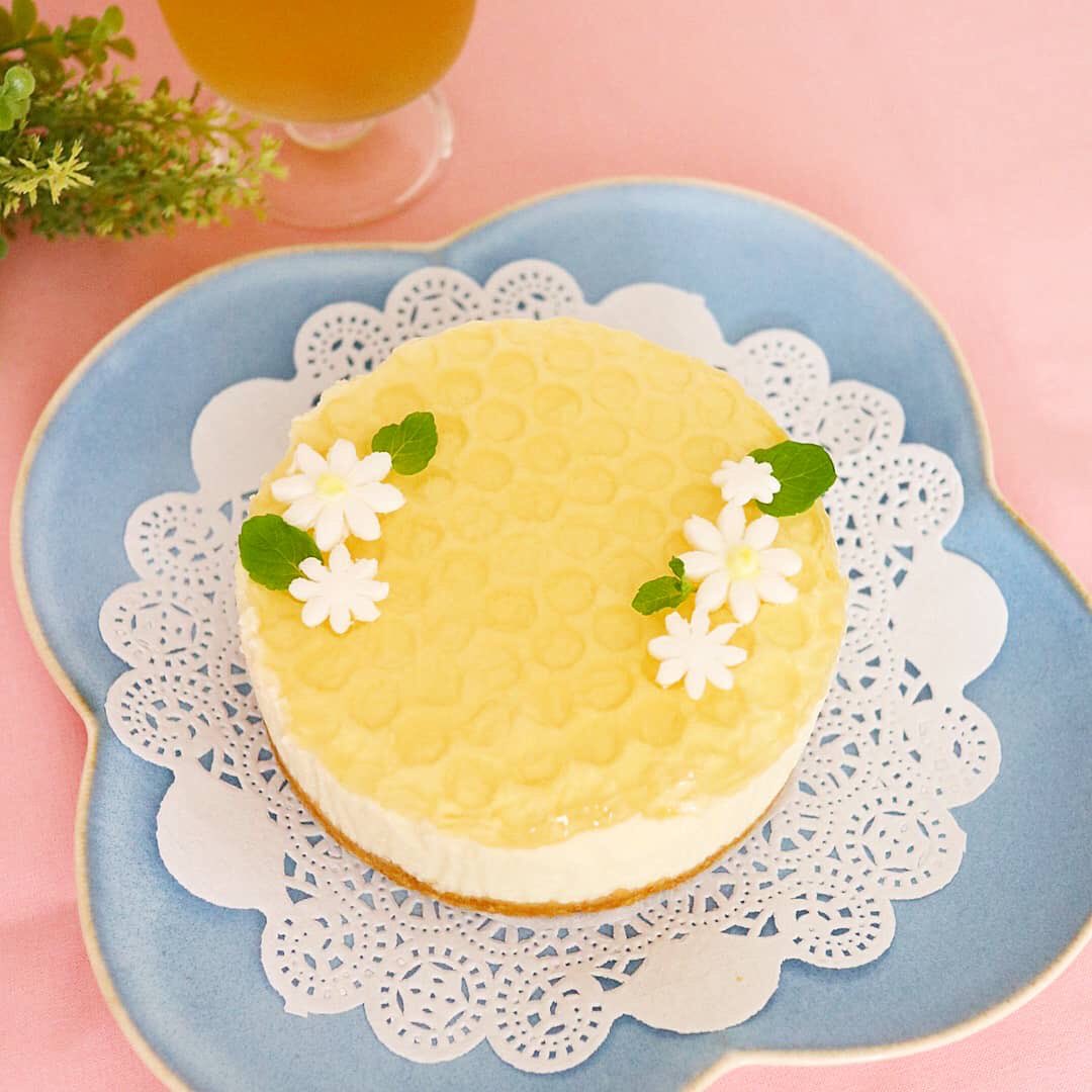 Okichihiroba Official 蜂の巣ケーキ はちみつレモンゼリー と レアチーズケーキ の組み合わせ マシュマロフォンダント で デコレーション しました 置地 置地廣場 Okichihiroba 器好き 和食器 器 うつわのある暮らし 花花