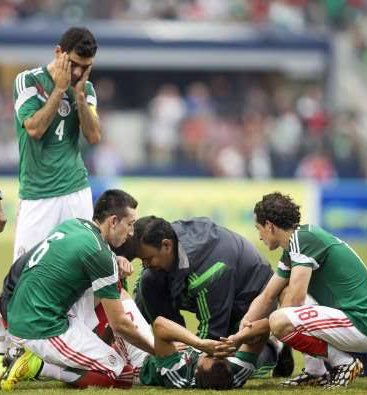 La_hinchada's tweet photo. Esto no es sólo fútbol... Es la familia del balón pie. Un día sufren por tu lesión que te deja fuera de un mundial, otro día ves como una promesa se quiebra en su debut. #FuerzaPizzuto https://t.co/fucs5sDHln