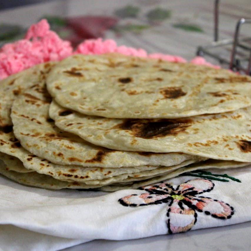 imeldacastromx's tweet photo. Pasamos a visitar a nuestros amigos Jesús y Martina de Guamúchil y nos invitaron a comer ricos platillos regionales: frijoles tiernos en caldo, garbanzos verdes con calabacitas, asaderas, tamales de elote y ricas tortillas de harina cachadas. Todo de la huerta del #Compachuy. | https://t.co/cNlVUYM3u0