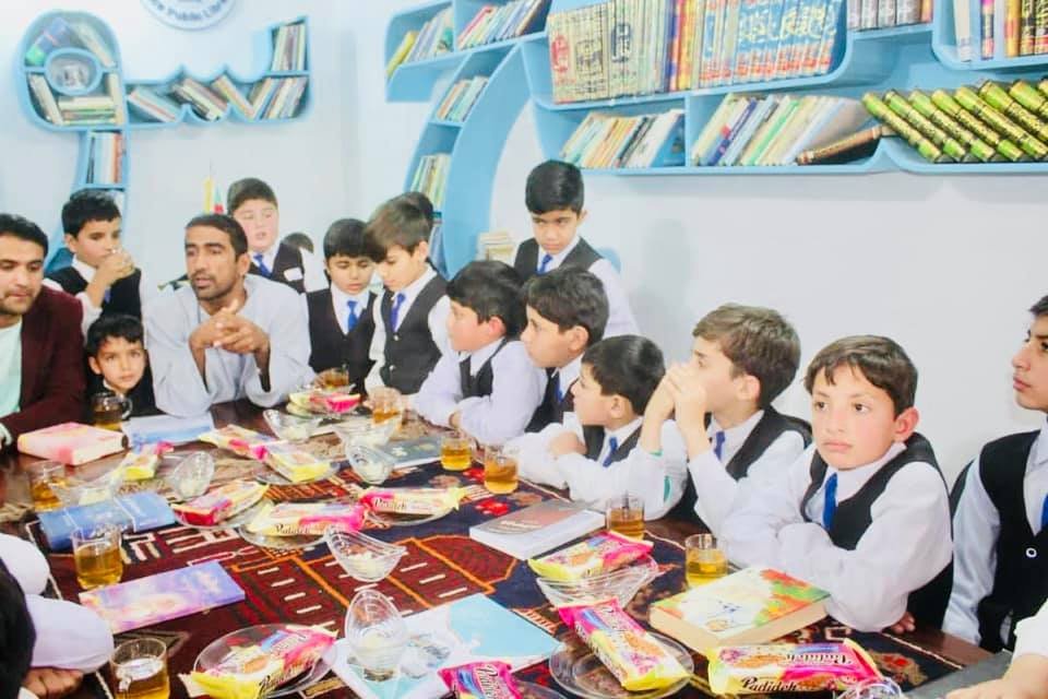 baran_yalda's tweet photo. کندهار کې د ځوانانو له لوري «د سولې کتابتون» جوړ شوی دی.
دې کتابتون کې شاوخوا ۳۸۰۰۰ کتابونه موجود دي او هره ورځ شاوخوا ۱۰۰ تنه د مطالعې له پاره ورځي.
دا ځوانان د مطالعې فرهنګ عامول غواړي.
#PeaceLibrary
#Reading
#KandaharYouths https://t.co/uTrMnZGu2X