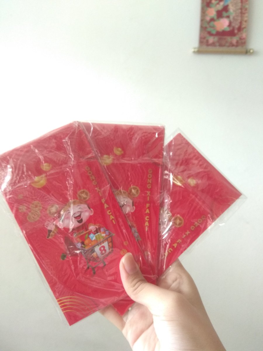 MapleDaisy_'s tweet photo. Anyone going to mytown n want some freebies, just come to me n show me that u followed my insta n u will get to choose mystery photocards frm these angpao ๐
#TAEKOOKinMY
For u guys to find me easier, my outfit for today is in the thread under https://t.co/g2kD8TJQRU