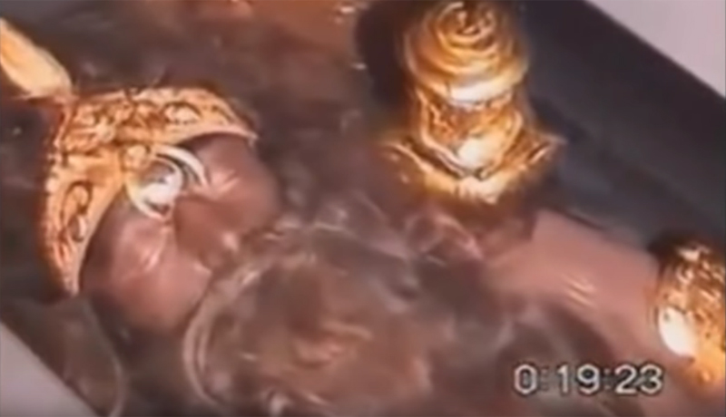 ChronicleCube's tweet photo. 12,000 Year Old Anunnaki Giants Sleeping In Stasis Unearthed In Iran - A video circulating on YouTube shot in 2008 purportedly shows the remains of Anunnaki giants that appear to be sleeping in stasis. https://t.co/A0YlLTRebh  https://t.co/V4BPF03AHy https://t.co/60i4783VB5
